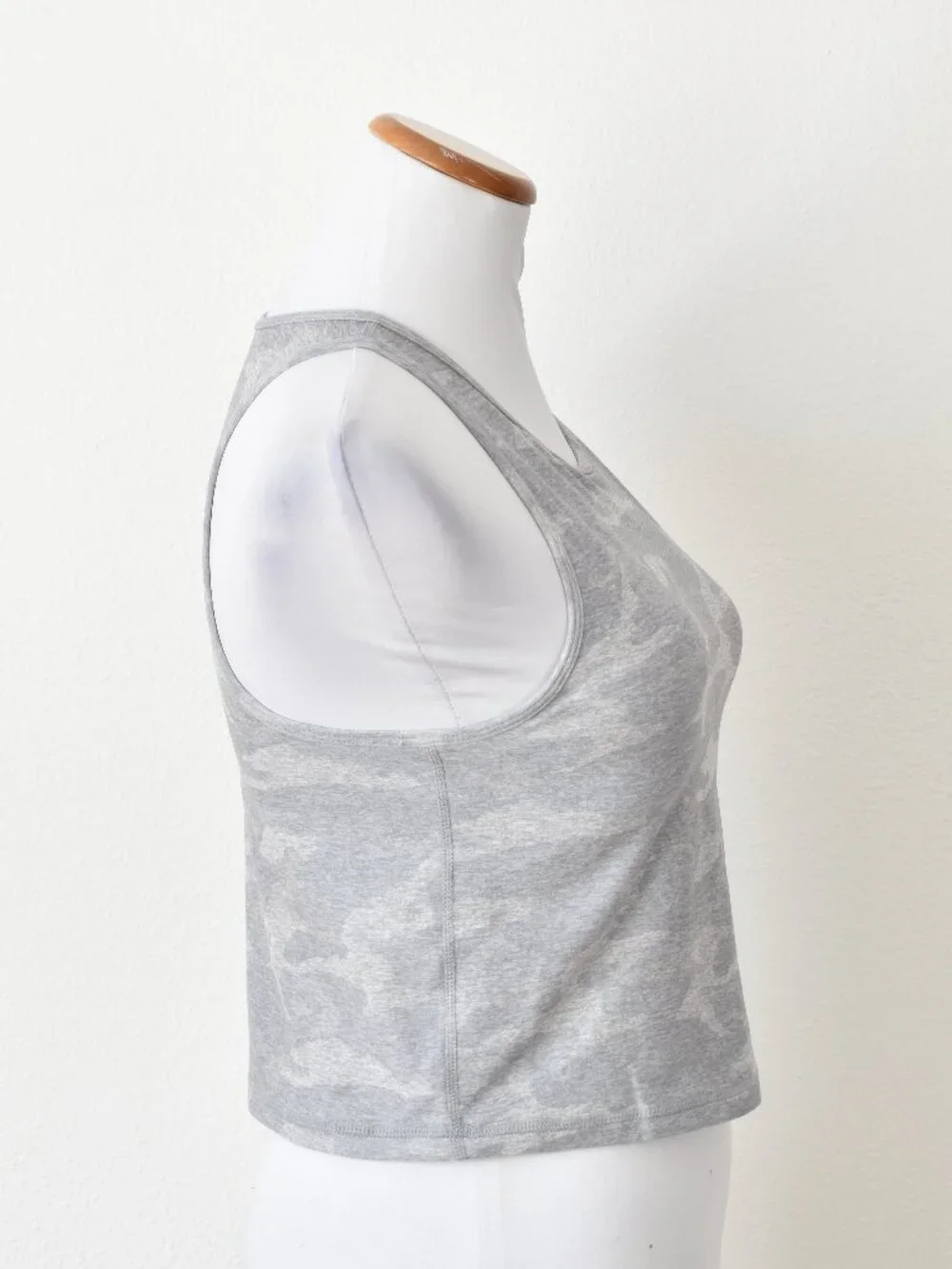 Vuori Elevation Plyo Tank Camouflage Crop Top - L - Picture 6 of 9